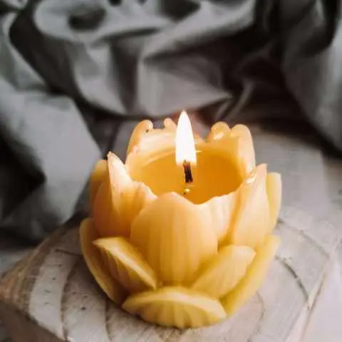 Lotus-Shaped Oil Candles