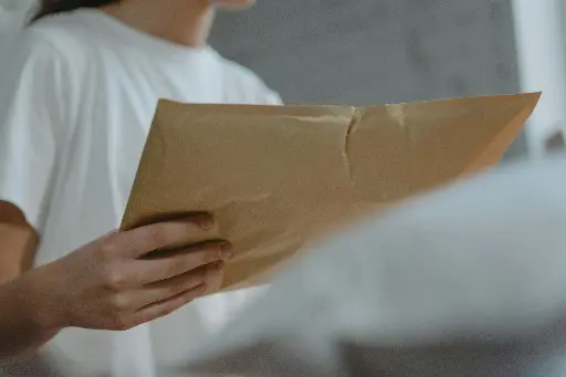 紐扣閉合的文件信封